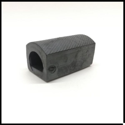 Peça de borracha preta texturizada com fenda oval