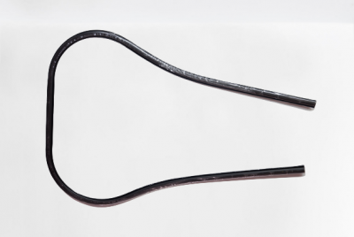 Arame metálico preto curvado sobre fundo branco