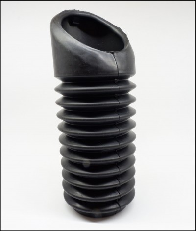 Tubo preto de borracha com anéis, fundo branco