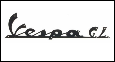 Emblema metálico preto 'Vespa G.L.' em fundo branco