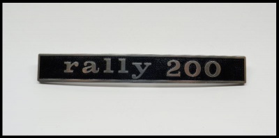 Emblema retangular preto com texto prateado rally 200