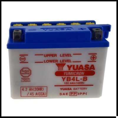 Bateria Yuasa Yumicron YB4L-B branca com tampa azul e texto vermelho