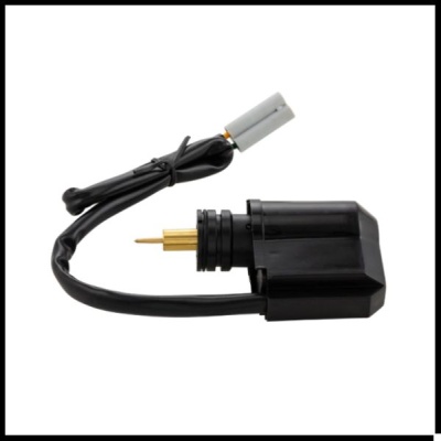 Conector elétrico preto com cabo e ficha cinzenta