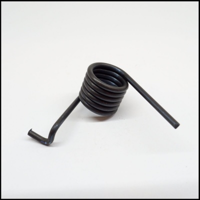 Mola helicoidal metálica preta com extremidades retas sobre fundo branco