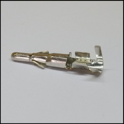 Conector metálico pequeno prateado com secções dobradas