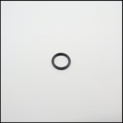 Anel preto circular pequeno sobre fundo branco