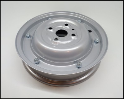 Roda metálica prateada com furos e parafusos