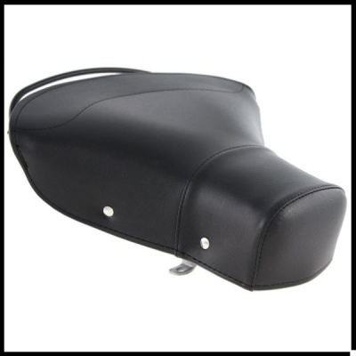 Banco preto de motocicleta em couro sintético e costuras visíveis