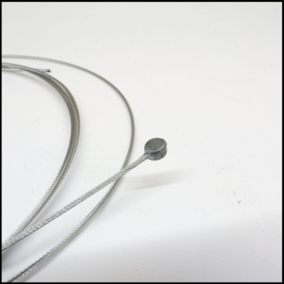 Corda metálica prateada com ponta arredondada sobre fundo branco