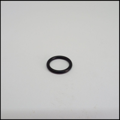 Anel O-ring preto sobre superfície branca