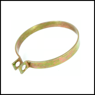 Abraçadeira metálica dourada com abas e orifícios sobre fundo branco