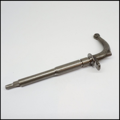 Chave de metal cinzenta com haste longa e cabo curvo