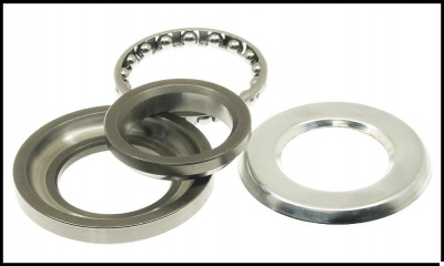 Conjunto de rolamento de esferas metálico prateado com anéis e esferas visíveis