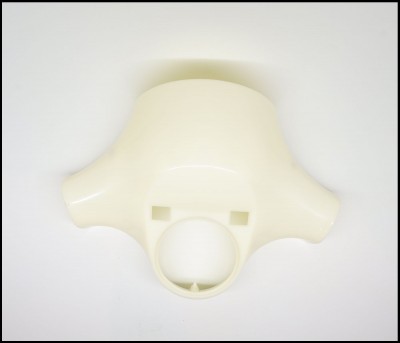 Capa plástica branca opaca com abertura circular central