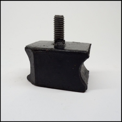 Peça metálica preta com parafuso integrado