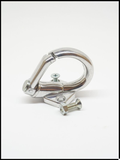 Gancho metálico prateado com parafusos