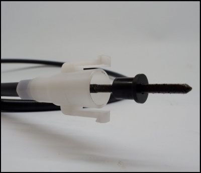 Cabo com ponta metálica e suporte plástico branco