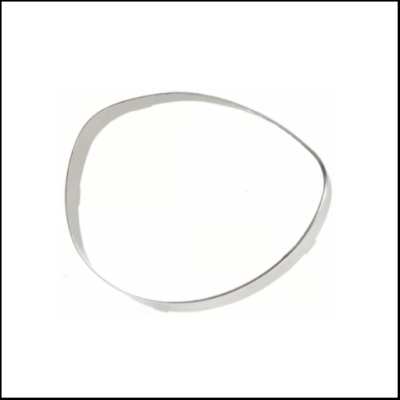 Elástico branco fino sobre fundo branco