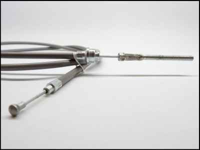 cabos metálicos com revestimento cinzento sobre fundo branco