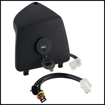 Tampa preta com porta USB e cabos conectores