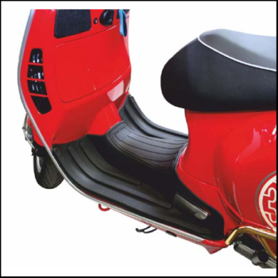 Scooter vermelha com assento preto e detalhes cromados