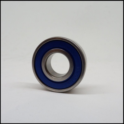 Rolamento de esferas cinza e azul em fundo branco