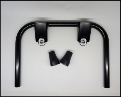 Peça metálica preta com duas porcas brancas e dois protetores de borracha pretos sobre fundo branco