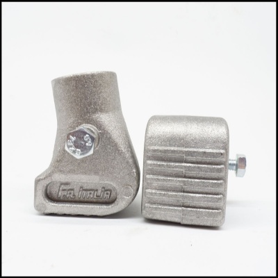 Peças metálicas cinzentas com parafusos em fundo branco