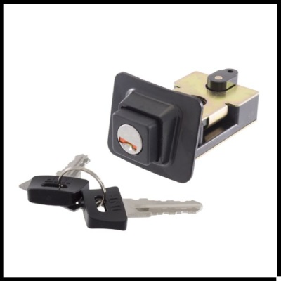 Fechadura preta com duas chaves em fundo branco