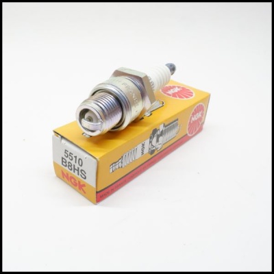 vela de ignição NGK B8HS sobre caixa amarela e vermelha