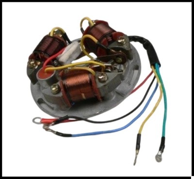 Estator com bobinas de cobre e cabos elétricos coloridos sobre fundo branco