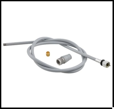 Cabo cinzento com extremidades metálicas e acessórios pequenos