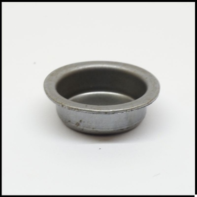 Pequena forma redonda de metal prateado sobre fundo branco