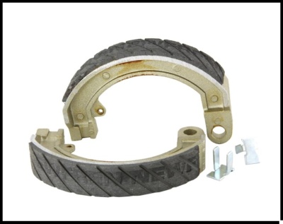 Par de sapatas de travão cinza e dourado com acessórios metálicos em fundo branco