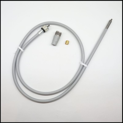 Cabo cinzento e acessórios metálicos sobre fundo branco