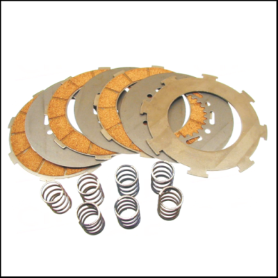 Conjunto de discos de embraiagem e molas helicoidais sobre fundo branco