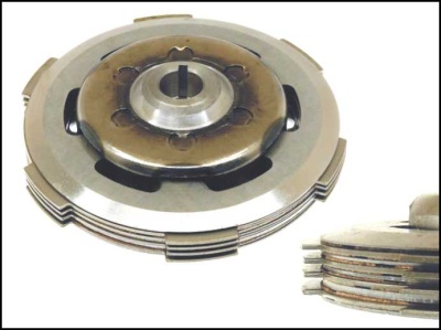 Disco de embraiagem metálico em fundo branco