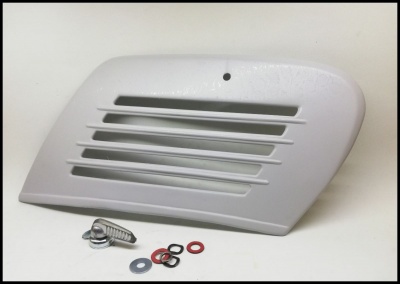 Grelha branca de plástico com acessórios sobre fundo branco