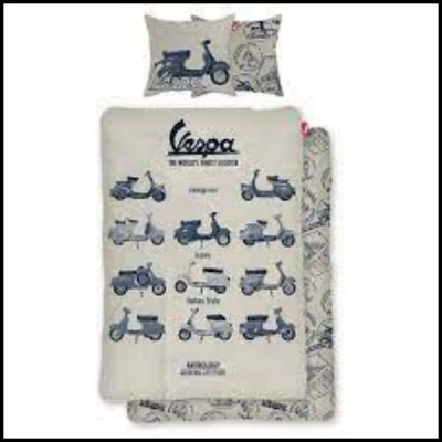 Conjunto de cama branco com estampas de scooters Vespa azuis e texto em azul escuro.