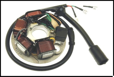 Estator para motor elétrico com bobinas de fio de cobre e cabo preto