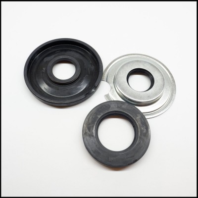 Juntas de vedação circulares em borracha preta e metal prateado sobre superfície branca