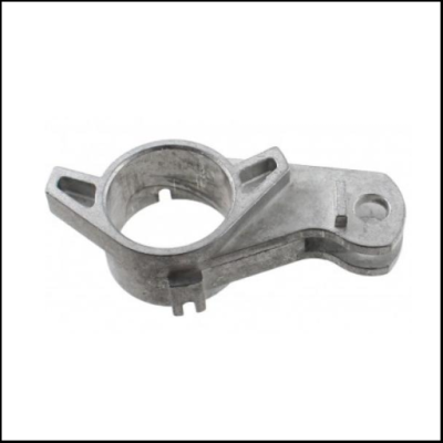 Peça metálica cinzenta com furo circular e forma angular em fundo branco