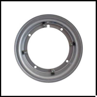 Roda prateada metálica com cinco furos e quatro parafusos