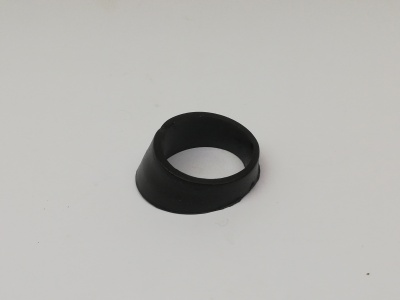 Peça cónica de borracha preta em superfície branca