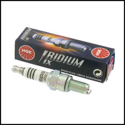 Vela de ignição NGK Iridium IX com caixa azul e logotipo vermelho NGK