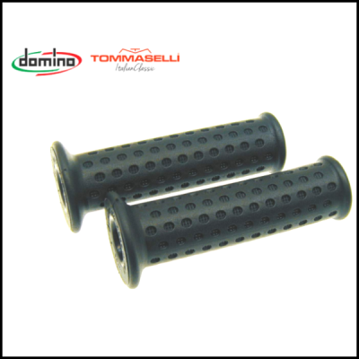 Par de punhos de moto pretos com textura de pontos e logotipos DOMINO e TOMMASELLI