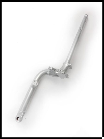 Peça metálica prateada em forma de L sobre fundo branco