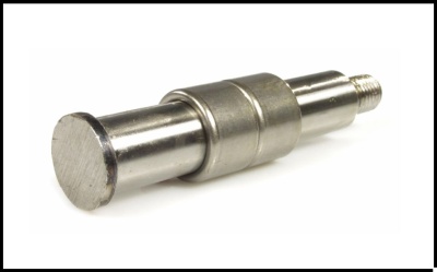 Peça metálica cilíndrica prateada com rosca numa extremidade