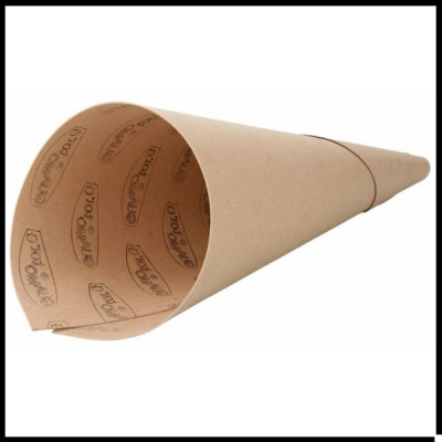 Cone de papel castanho claro com padrão de texto.