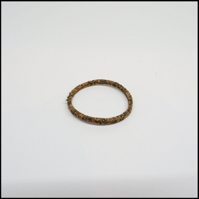 Anel fino castanho dourado sobre fundo branco